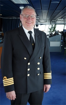 Kaptajn Jens Knudsen sørger blandt andet for at styre skibet sikkert i havn